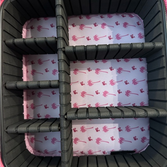 Limited Edition Barbie makeup case - Picture 2 of 6